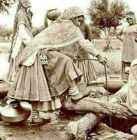 MukeshForInc's tweet photo. कालिदास बोले :- "माते पानी पिला दीजिये बड़ा पुण्य होगा"
स्त्री बोली :- बेटा मैं तुम्हें जानती नहीं, अपना परिचय दो...!
मैं अवश्य पानी पिला दूंगी...!
कालिदास ने कहा :- मैं "पथिक" हूँ, कृपया पानी पिला दें...!
स्त्री बोली :- "तुम पथिक कैसे हो सकते हो" ? , पथिक तो केवल दो ही हैं सूर्य व चन्द्रमा, जो कभी रुकते नहीं...!
हमेशा चलते रहते हैं...!
तुम इनमें से कौन हो सत्य बताओ...!
कालिदास ने कहा :- मैं मेहमान हूँ, कृपया पानी पिला दें...!
स्त्री बोली :- "तुम मेहमान कैसे हो सकते हो" ? संसार में दो ही मेहमान हैं। पहला धन और दूसरा यौवन...!
इन्हें जाने में समय नहीं लगता,  सत्य बताओ कौन हो तुम...?
(अब तक के सारे तर्क से पराजित हताश तो हो ही चुके थे)
कालिदास बोले :- मैं सहनशील हूँ, अब आप पानी पिला दें...!
स्त्री ने कहा :- "नहीं, सहनशील तो दो ही हैं...! पहली, धरती जो पापी-पुण्यात्मा सबका बोझ सहती है"
उसकी छाती चीरकर बीज बो देने से भी अनाज के भंडार देती है, दूसरे पेड़ जिनको पत्थर मारो फिर भी मीठे फल देते हैं...!
तुम सहनशील नहीं, सच बताओ तुम कौन हो...?
(कालिदास लगभग मूर्च्छा की स्थिति में आ गए और तर्क-वितर्क से झल्लाकर बोले)
कालिदास बोले :- मैं हठी हूँ
स्त्री बोली :- "फिर असत्य. हठी तो दो ही हैं- पहला नख औऱ दूसरे केश, कितना भी काटो बार-बार निकल आते हैं...!
सत्य कहें कौन हैं आप" ?
(पूरी तरह अपमानित औऱ पराजित हो चुके थे)
कालिदास ने कहा :- फिर तो मैं मूर्ख ही हूँ
स्त्री ने कहा :- "नहीं तुम मूर्ख कैसे हो सकते हो...!
मूर्ख दो ही हैं, पहला चौथी पास राजा जो बिना योग्यता के भी सब पर शासन करता है, औऱ दूसरा दरबारी पंडित जो राजा को प्रसन्न करने के लिए ग़लत बात पर भी तर्क करके उसको सही सिद्ध करने की चेष्टा करता है"...!
(कुछ बोल न सकने की स्थिति में कालिदास वृद्धा के पैर पर गिर पड़े औऱ पानी की याचना में गिड़गिड़ाने लगे)
वृद्धा ने कहा :- उठो वत्स (आवाज़ सुनकर कालिदास ने ऊपर देखा तो साक्षात माता सरस्वती वहां खड़ी थी, कालिदास पुनः नतमस्तक हो गए)
माता ने कहा :- दो दो बार गलती कर चुके हों, 2024 में फिर से गलती न करना...!!
CPD...✍️