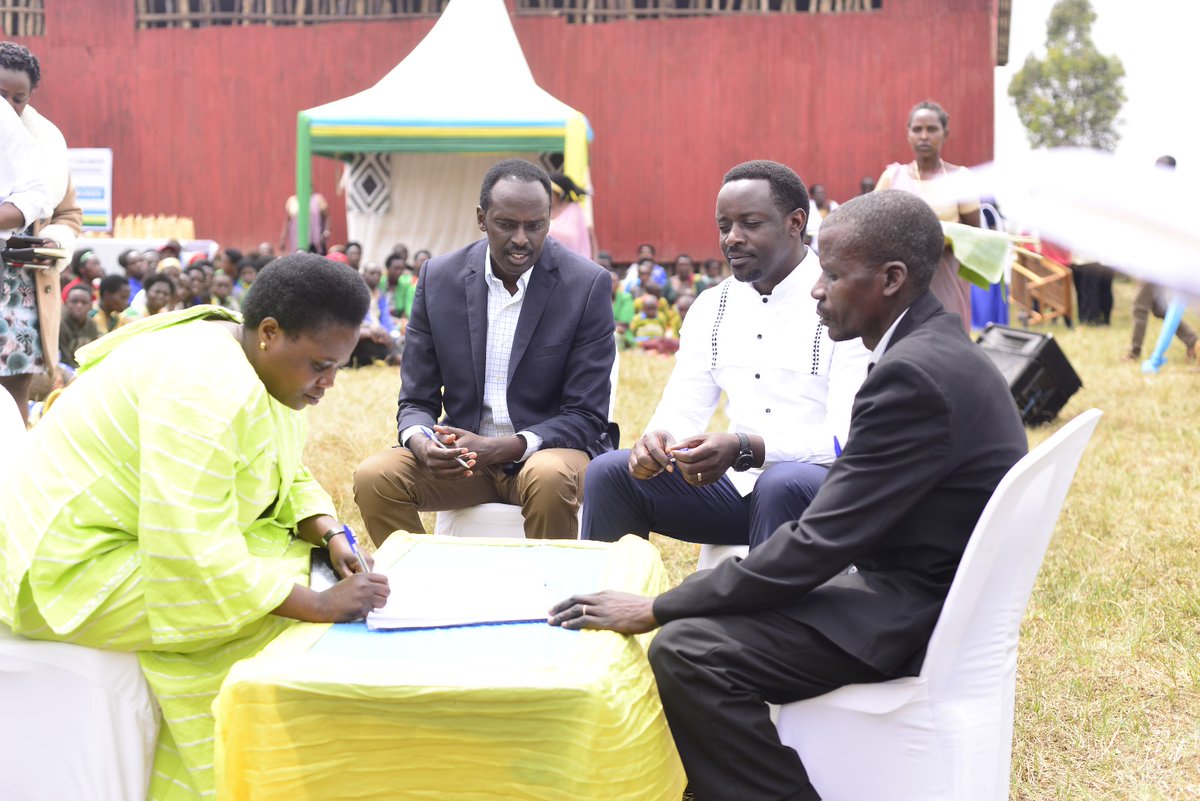 MiyoveG's tweet photo. Ibikorwa bitandukanye n'impanuro  byaranze umunsi w'umuganura @MiyoveG   uyumunsi ku rwego rwa @GicumbiDistrict  byibanze ku gusangizanya amateka y'umuganura, Guha Abana amata gusinyana imihigo n'ubuyobozi bw'Akarere n'ibindi.@NzabonimpaEmmy
@RwandaNorth @RwandaLocalGov https://t.co/AzRboptEWN