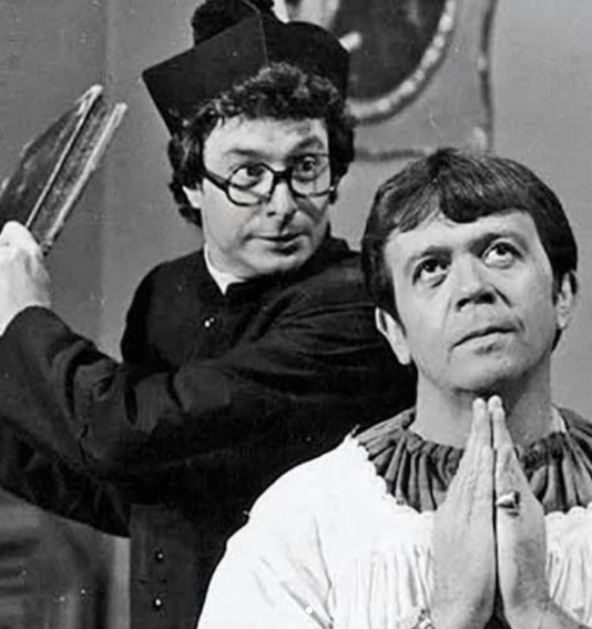cinemexicano_mx's tweet photo. #CinefilosDeOro, ¿recuerdan cuál programa era?😁
#CesarCosta #Comedia #Chabelo https://t.co/zHxzugzRuV