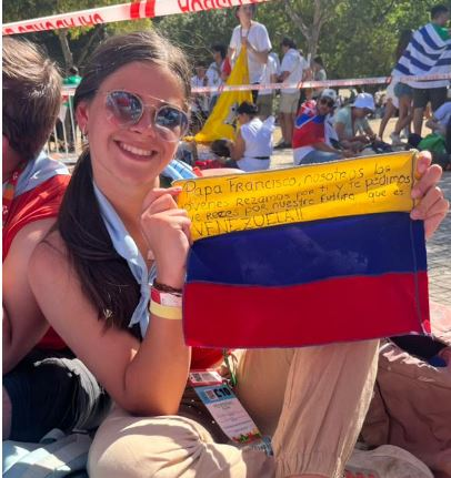 noticiaaldia's tweet photo. Joven zuliana entrega al papa Francisco bandera de Venezuela con emotivo mensaje https://t.co/zJr4tU1P2J https://t.co/YK0IksXKMQ