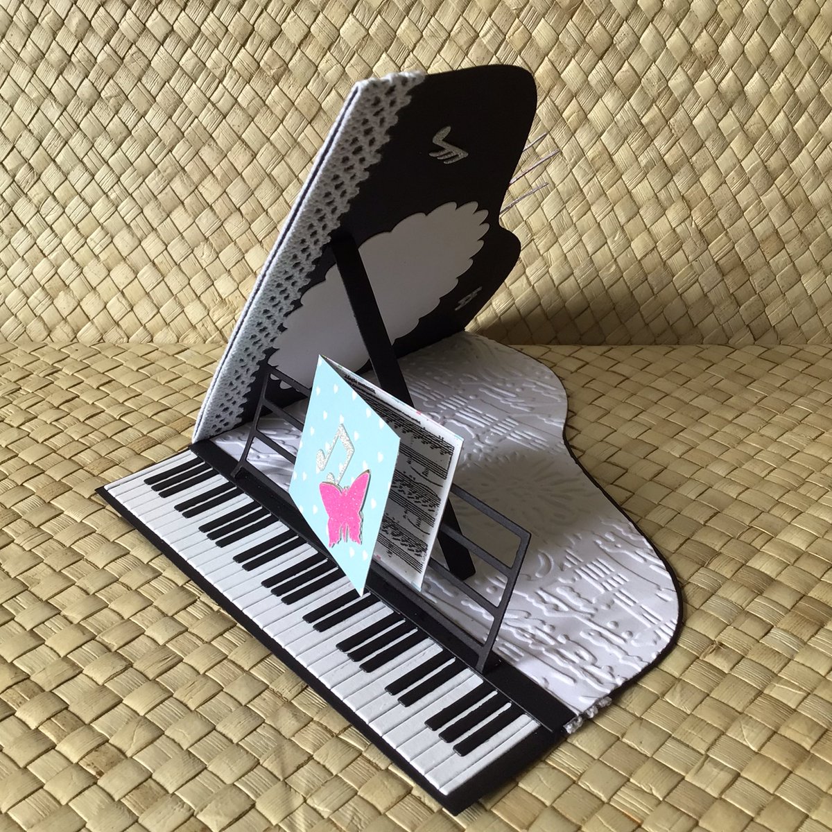 The latest addition to my piano card family 🎹🤗

etsy.com/uk/listing/153…

#YourBizHour #womaninbizhour #craftfriday #SmallBizFridayUK #musicmakers