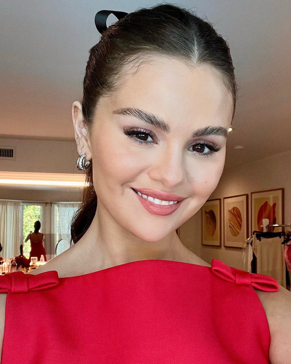 selenagomezbr's tweet photo. ELA! 

Nova SELfie de Selena Gomez. ❤️ https://t.co/WDzLkE6oto