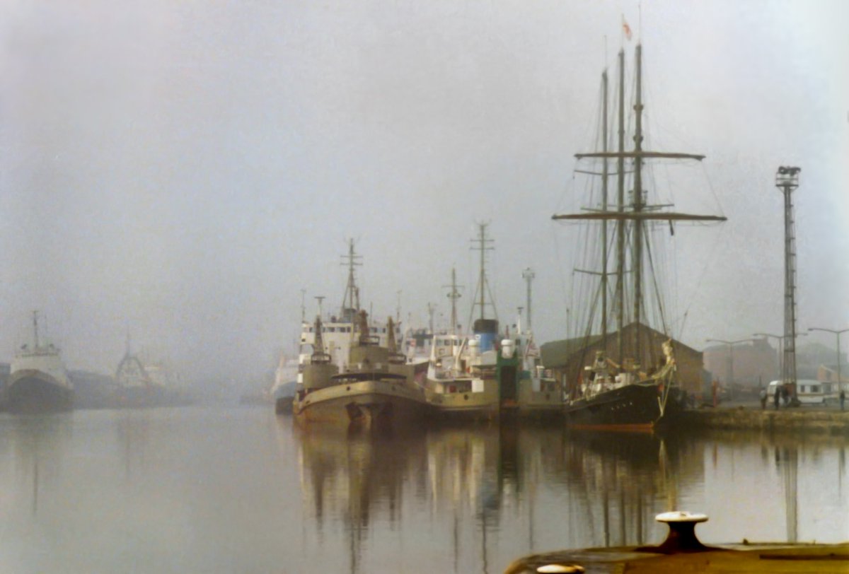 LoudhailerUK's tweet photo. It looks like a painting - but it's one of Bernard Sharp's photos from the latest post on the Open Bridges website - Hull Docks 1980s, Albert Dock. Have a look at all the photos here: https://t.co/jLm2cI5sCB
#hull #hulldocks #tallships #albertdock https://t.co/RZCphsxzfq