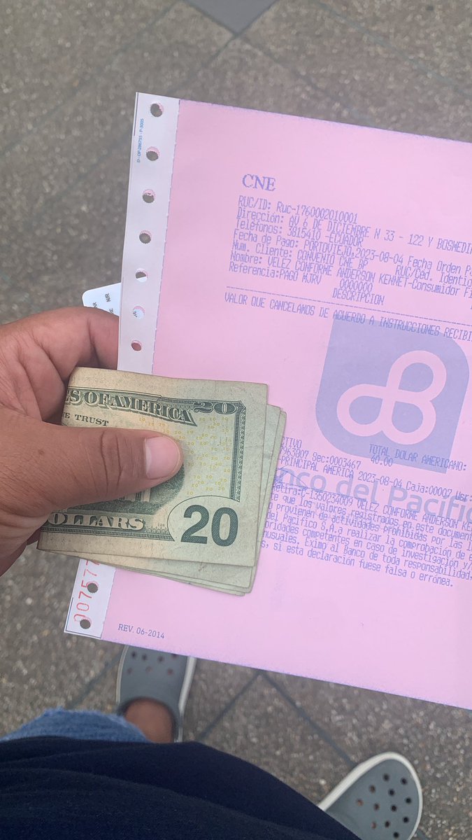 andersonvelez03's tweet photo. La vida me trata como que si yo le hubiera levantando un puño a Jesús.
Hoy fui a cobrar los 40 dólares de la CNE y para mi mala suerte se me caen 🤡🥺 espero y la persona que lo haya encontrado lo necesite de verdad ☠️☠️ https://t.co/Wkl1EssIjw