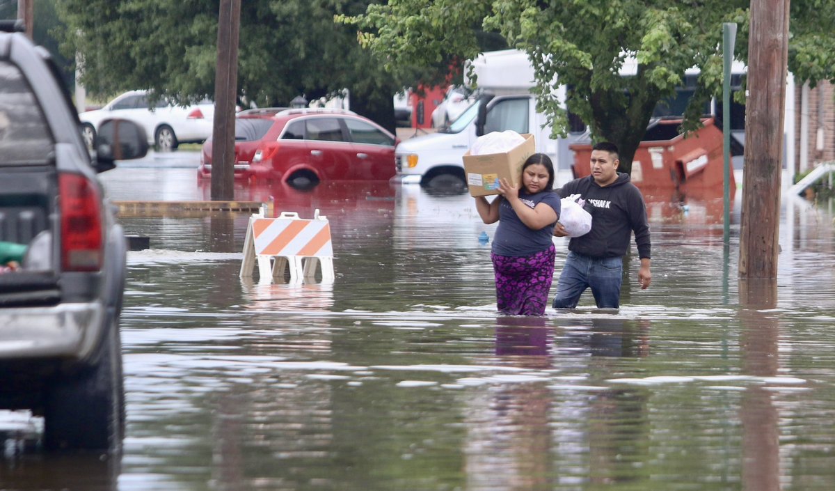 ByHannahSaad's tweet photo. Residents of some homes in Union City, TN are gathering up some of their belongings after flash flood water hit the city @wkms https://t.co/0QShuT4k8y