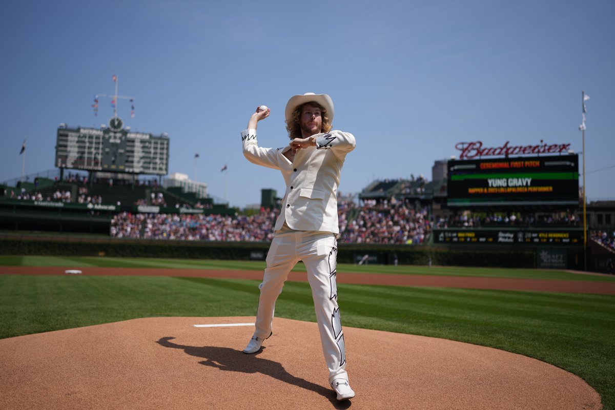 Cubs's tweet photo. A first pitch with some ✨ pizzazz ✨ https://t.co/64OEztARoP