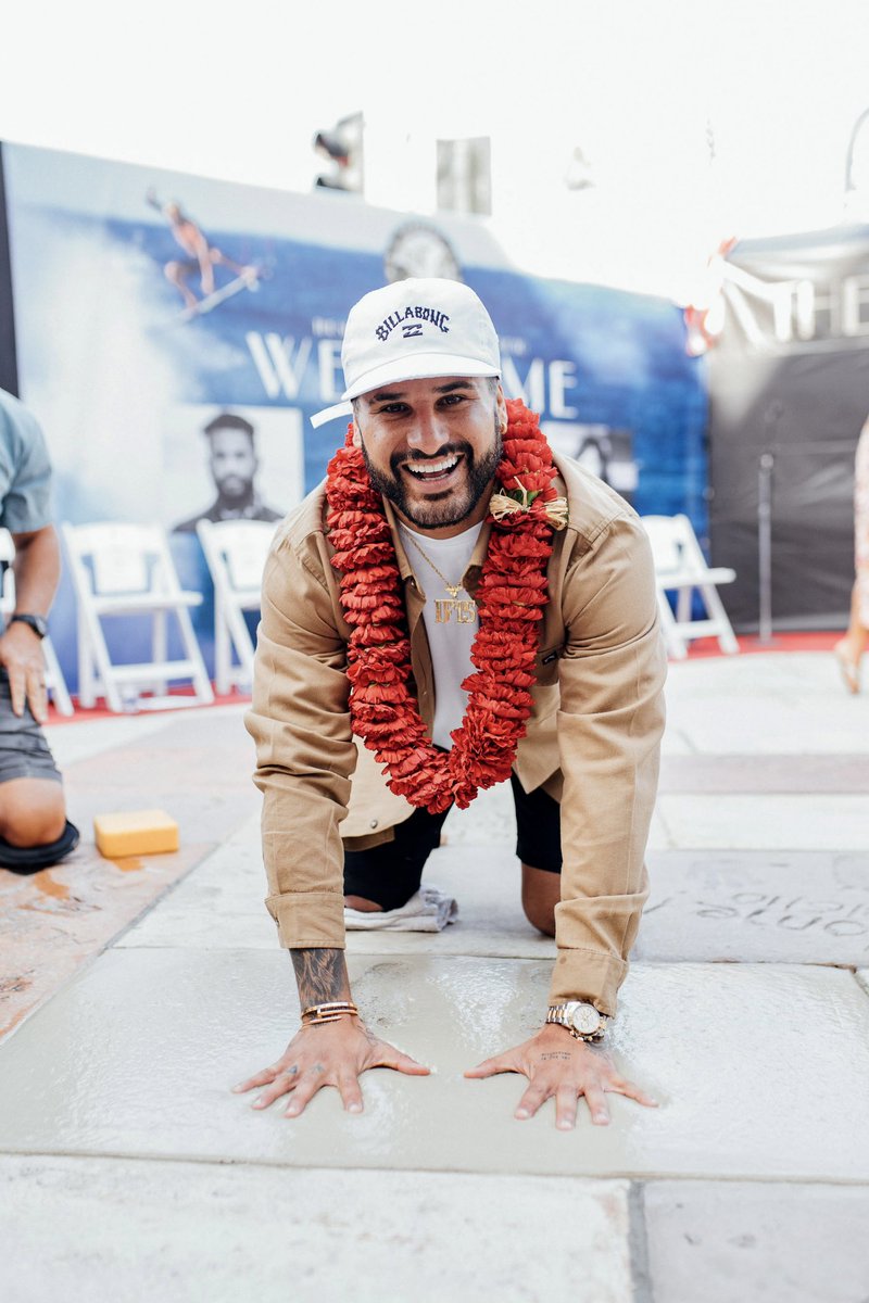 aosmidia's tweet photo. 🥇 O multicampeão @italoferreira se tornou o primeiro brasileiro a entrar para o Hall Fama do Surfe. 

A homenagem aconteceu nesta sexta, em Huntington Beach, Califórnia (EUA) 🇺🇸 https://t.co/z6VKCl7KLU