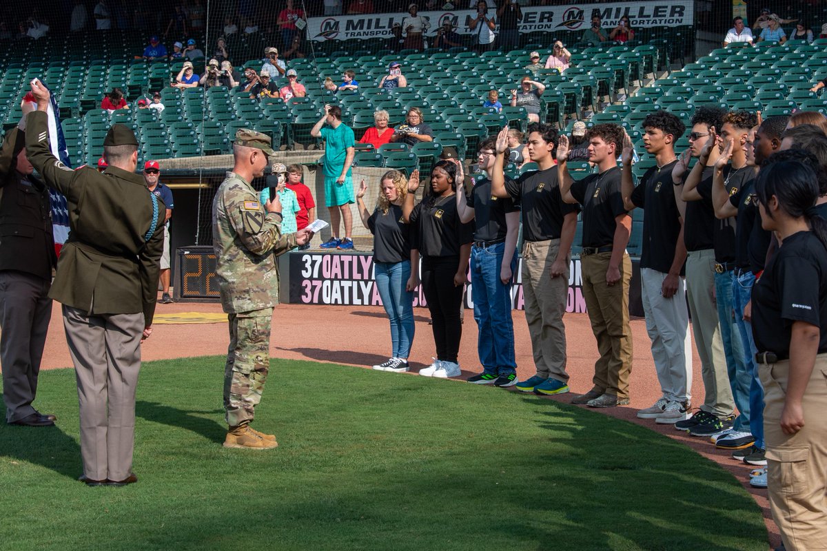 usarec's tweet photo. Future Soldiers from the Louisville area took their oath of enlistment at a #FutureSoldier swear-in during the Louisville Bats Military Appreciation night on Sunday, July 23.
#BeAllYouCanBe 
#FutureSoldierFriday https://t.co/X6ngBVBkCk