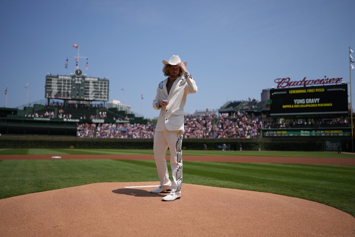 Cubs's tweet photo. A first pitch with some ✨ pizzazz ✨ https://t.co/64OEztARoP