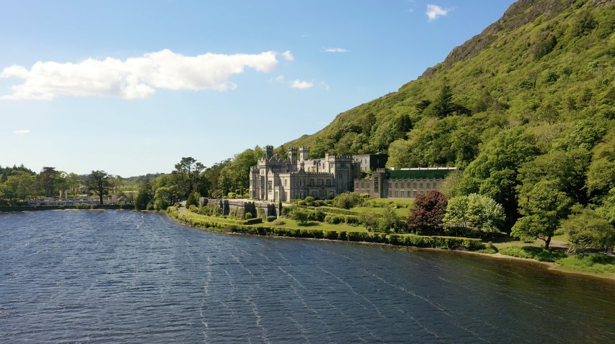 Kylemore Abbey with it´s fabulous gardens. Shot with DJI while flying over the nearby lake. 

#digitalnomad #wildatlanticway #irlandbeforeyoudie #ireland