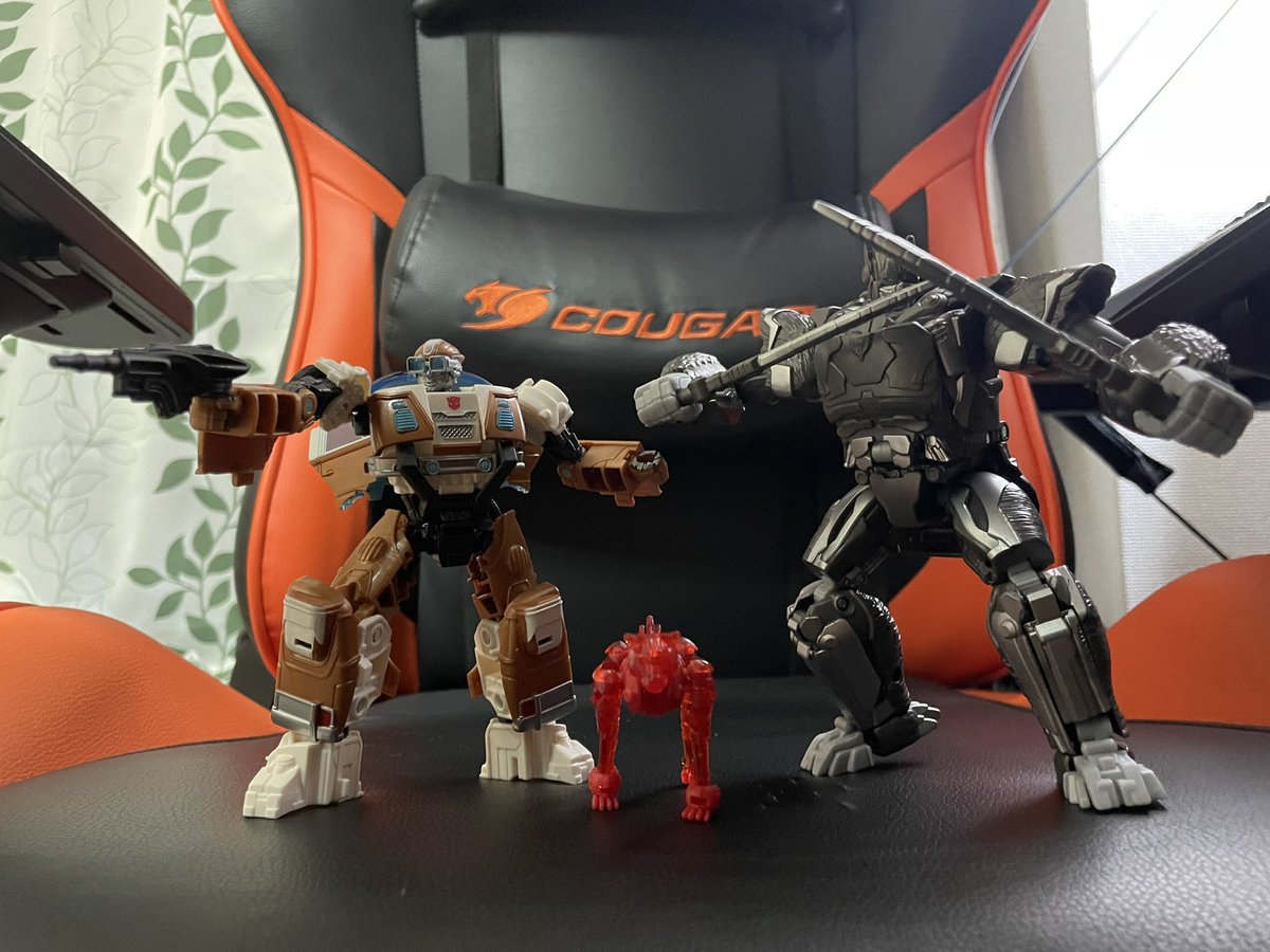 DACKT7's tweet photo. ビー覚観た後どうしても関連アイテムを買いたくなって買ってしまった
BV-02オプティマス･プライマル
と
BD-05ホイルジャック
正直スタジオシリーズ出てくれるのを待とうと思った、待てんかった
他にもBシリーズのオプティマス・プライムとバンブルビーあったけどビーはSS出てるからいい
オプは待つわ https://t.co/4C5oyVd8GI