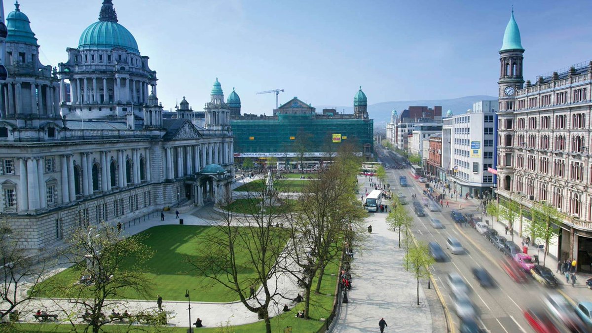 CircleLineBT's tweet photo. Ooooohhhh....the potential of Belfast City Centre if we: 

1. remove cars 
2. remove the fence from around City Hall(like it was before)
3. pedestrianise Chichester Street https://t.co/kCdFpF5Ng4