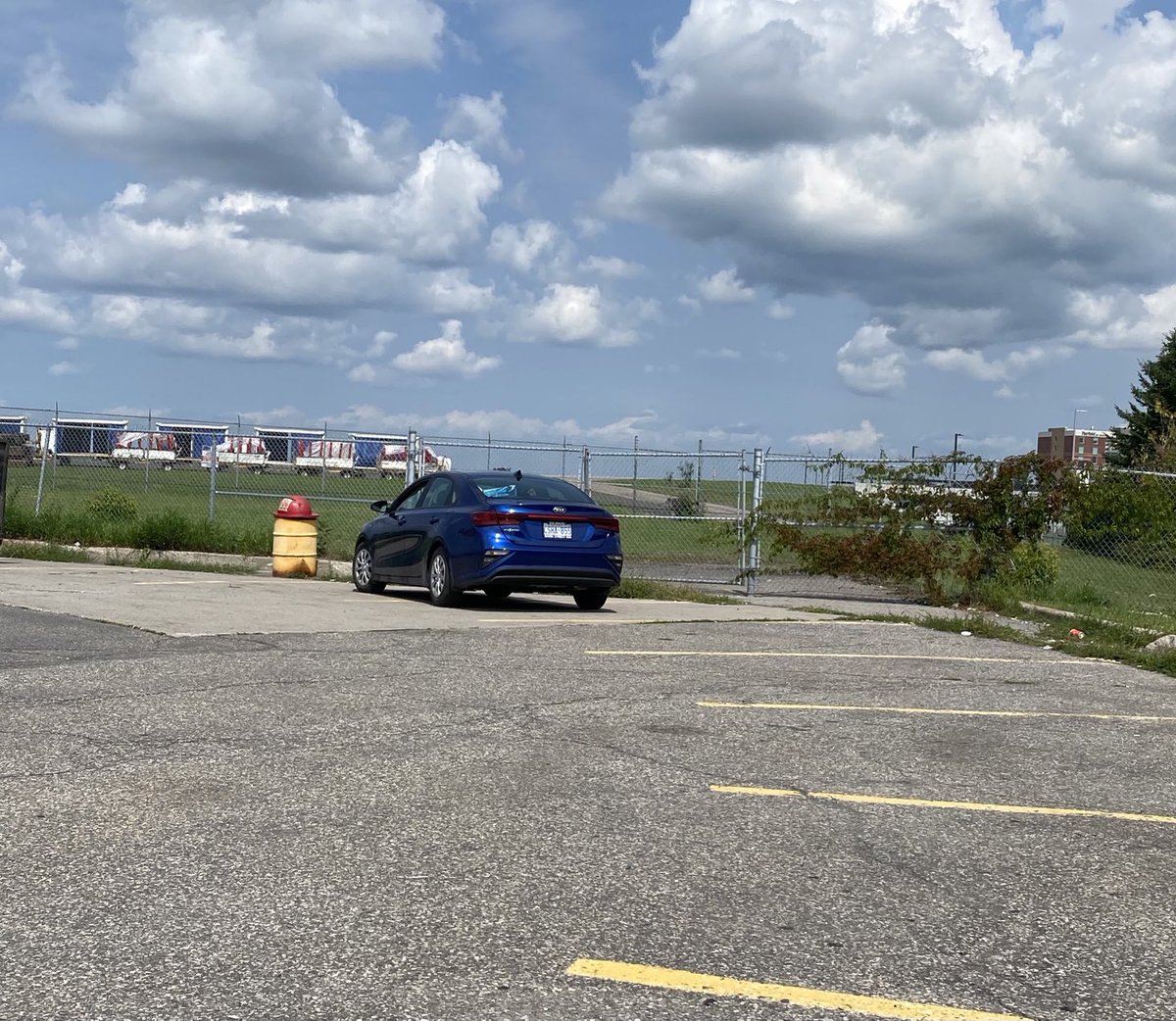 It’s really sad someone cut down all the trees and bushes at the Airport waiting parking lot fenced in area …. ⁦<a href="/ottawacity/">City of Ottawa</a>⁩ in the Spring it was full of nesting birds and is totally not being used.