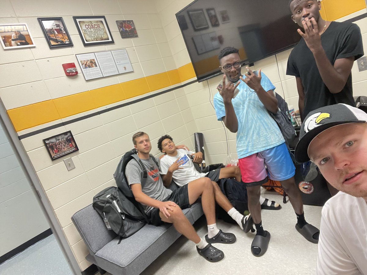 zbaldinelli23's tweet photo. My guys. Love having them around, proud of you fellas! This is what it’s all about. Good luck this season 🏀 @TreLocklear @KB4sho_  @dfuller_12  + Old man and future assistant @S_Hewitt10  🤣💪🏼💪🏼 https://t.co/d9I5Pm61mx