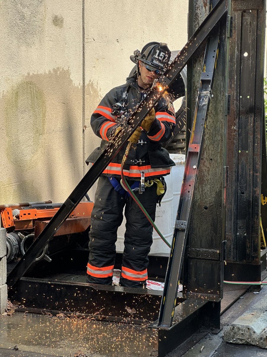 IAFFLocal2393's tweet photo. On duty training this week focuses on review and application of technical rescue tools and equipment, such as the Oxy-Acetylene Torch, capable of cutting 6 inch thick steel at temperatures of approximately 6,000°F. #IAFF #Local2393 #ArlingtonNY #TechnicalRescue #SpecialOperations https://t.co/eNUim3Yi7o