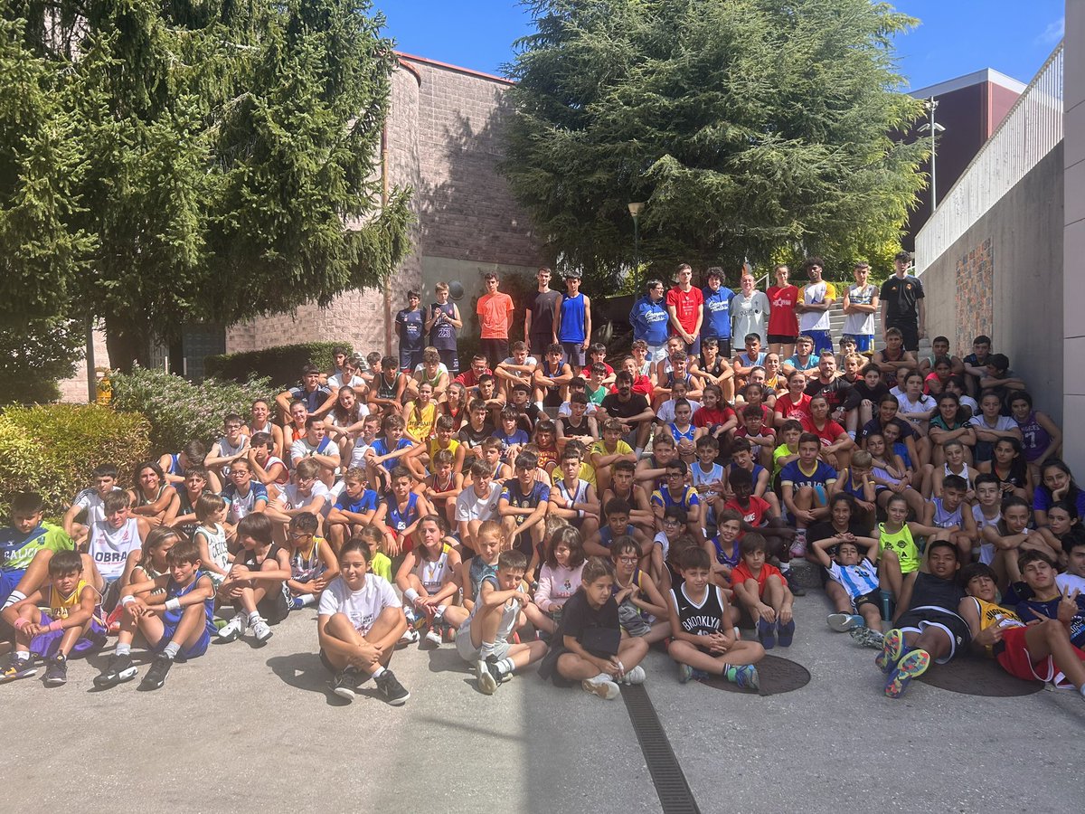 CampTiroLibre's tweet photo. Hoy tuvimos la visita de @floppball por el Campus pero esta vez el entrevistado fue el….😉🙃
Muchas gracias Felix y ¡suerte en el 3x3 organizado por el @cbstabaia que se juega este fin de semana en Boiro! https://t.co/Ur9o7lIYZg