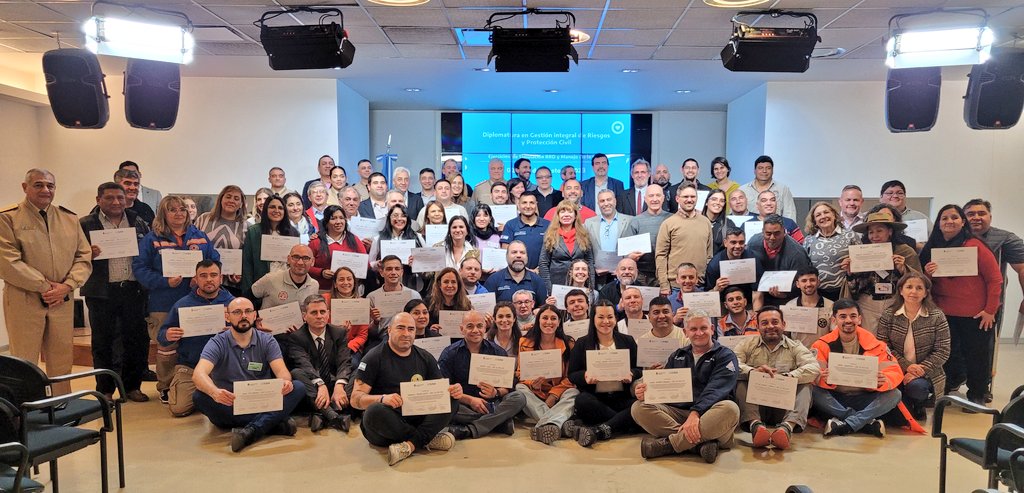 CIERRE DE CAPACITACIÓN l Se entregaron hoy los certificados de la Diplomatura Universitaria en Gestión Integral del Riesgo y Protección Civil dictada por <a href="/MinSeg/">MinSeg</a> y el Instituto Universitario de Seguridad Marítima (IUSM) <a href="/PrefecturaNaval/">Prefectura Naval Argentina</a>.
¡Felicitaciones a las y los diplomados! 👏