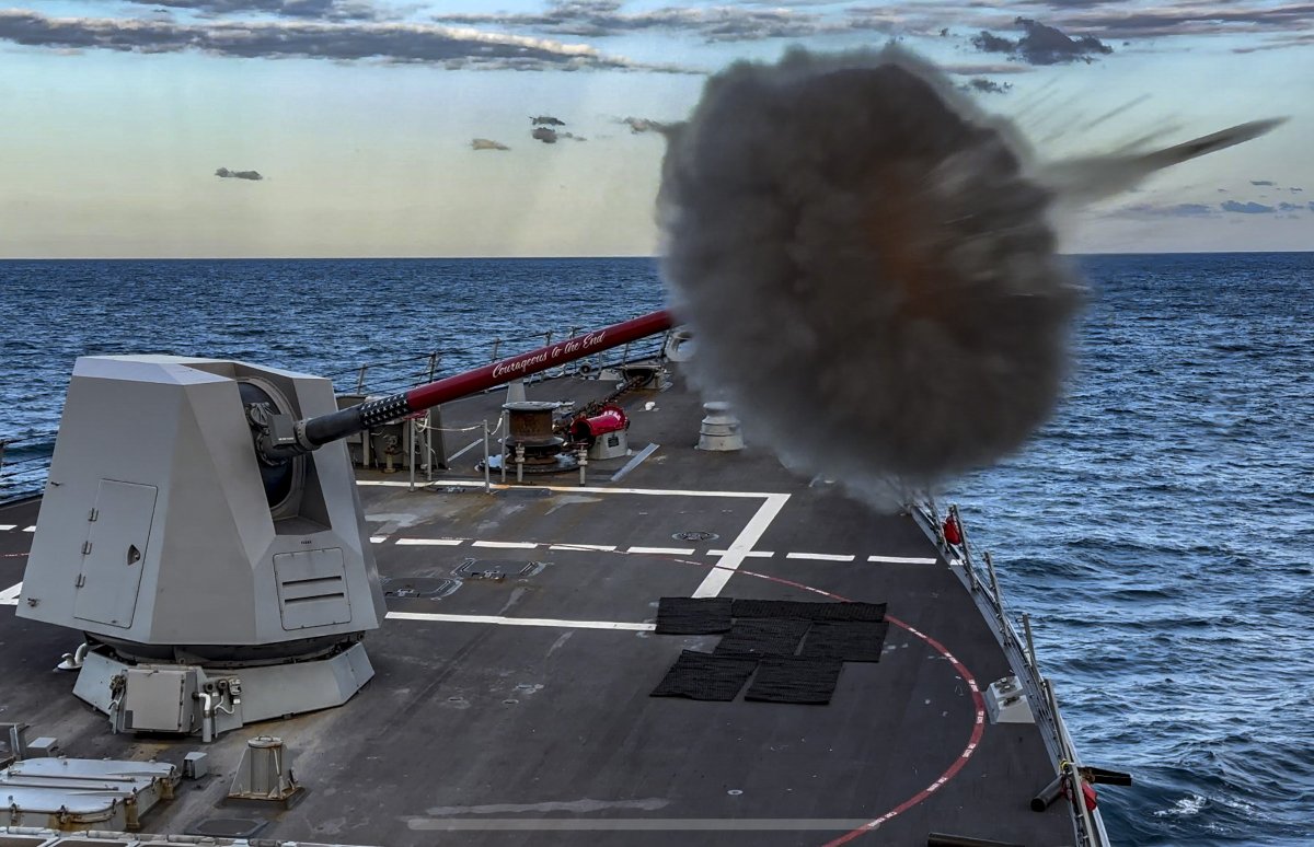Boom! It's #LiveFireFriday once again!
Recently during #TalismanSabre23 - The Arleigh Burke-class guided-missile destroyer USS Rafael Peralta (DDG 115) fires a Mark 45 5-inch gun during a live fire exercise in the Coral Sea.
📷 MC2 Colby A. Mothershead