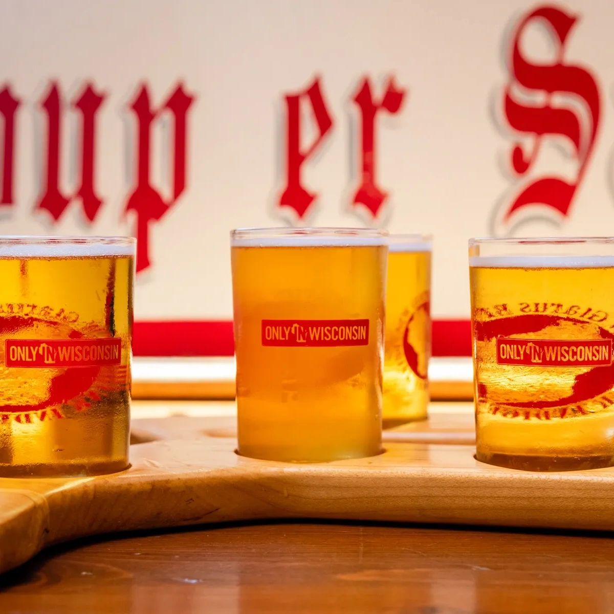 puempels's tweet image. Calling all beer lovers! Don't miss out on our selection of local brews, including the renowned New Glarus Brewery beers. Grab a pint and indulge in some delicious bar food with us today!