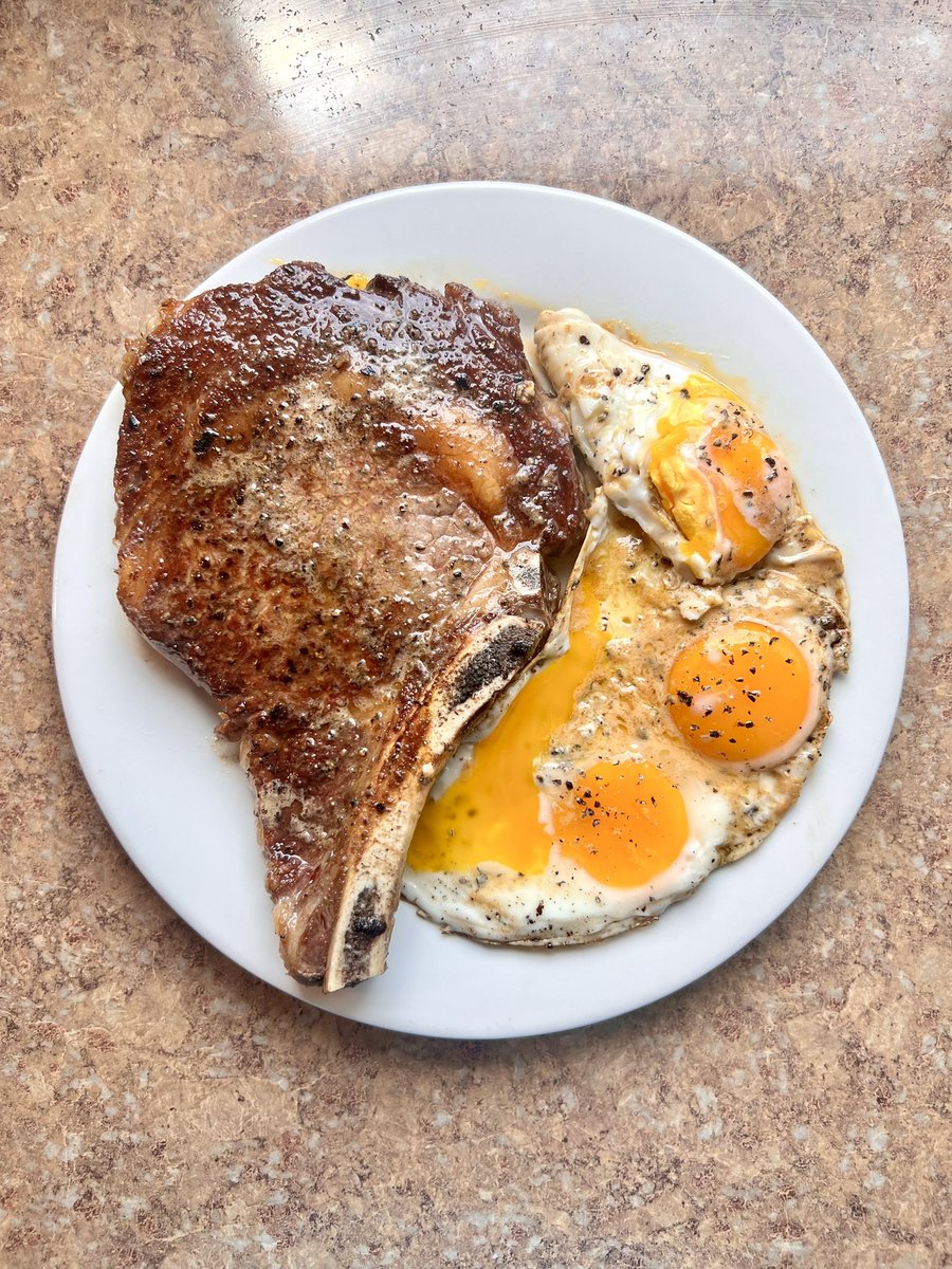 davidbaran__'s tweet photo. Steak with eggs and a Greek salad. 

#food #FridayFeeling https://t.co/ubJBlKsaW7