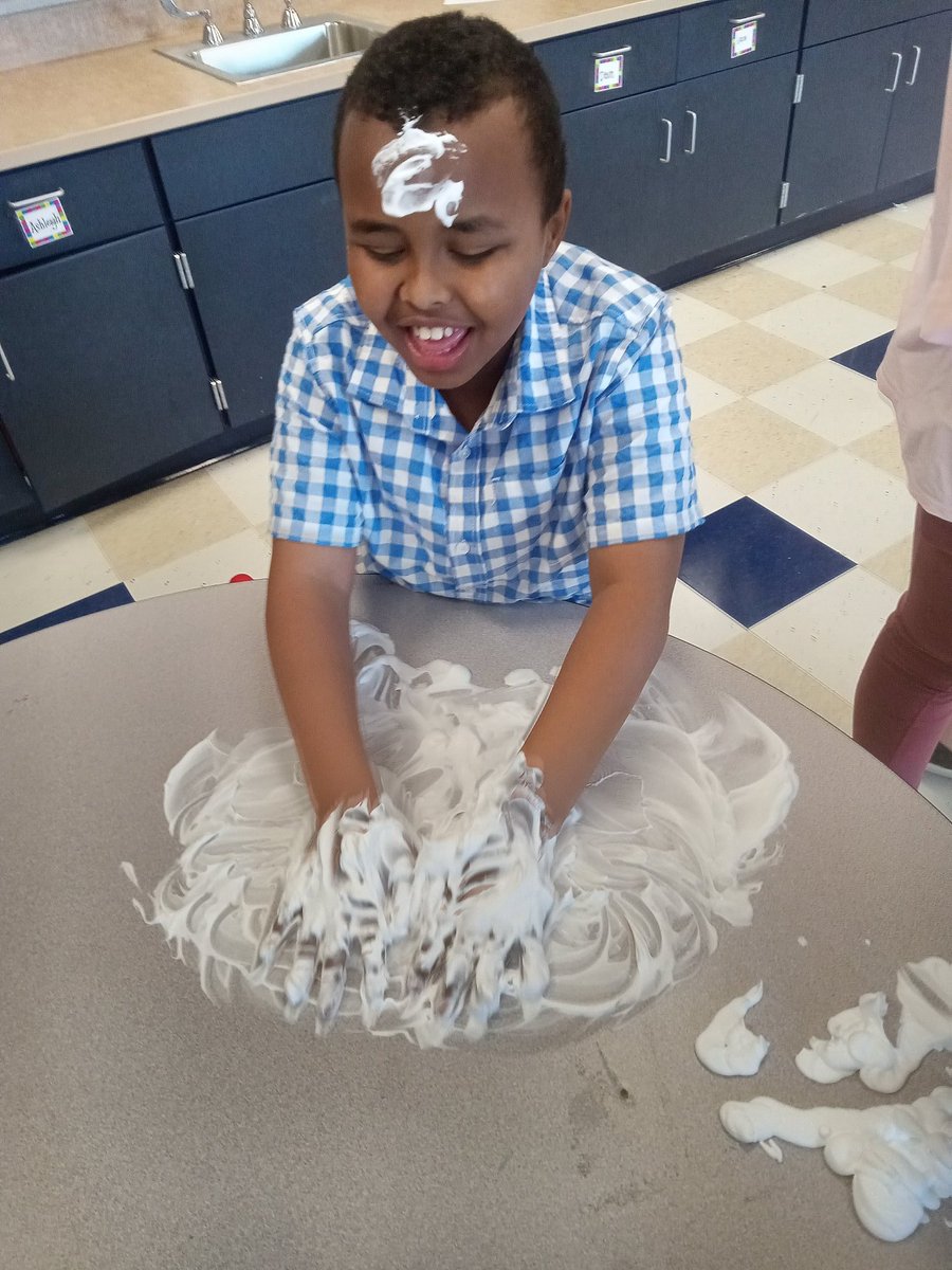 mssamsclass's tweet photo. An ozone alert day just means indoor play stations for recess: sensory bin, shaving cream, drawing, making crayons, pretend play and playdoh with our kindergarten buddies. 
#indianaweather
#decaturproud
#bluecip https://t.co/bonWWFRacZ