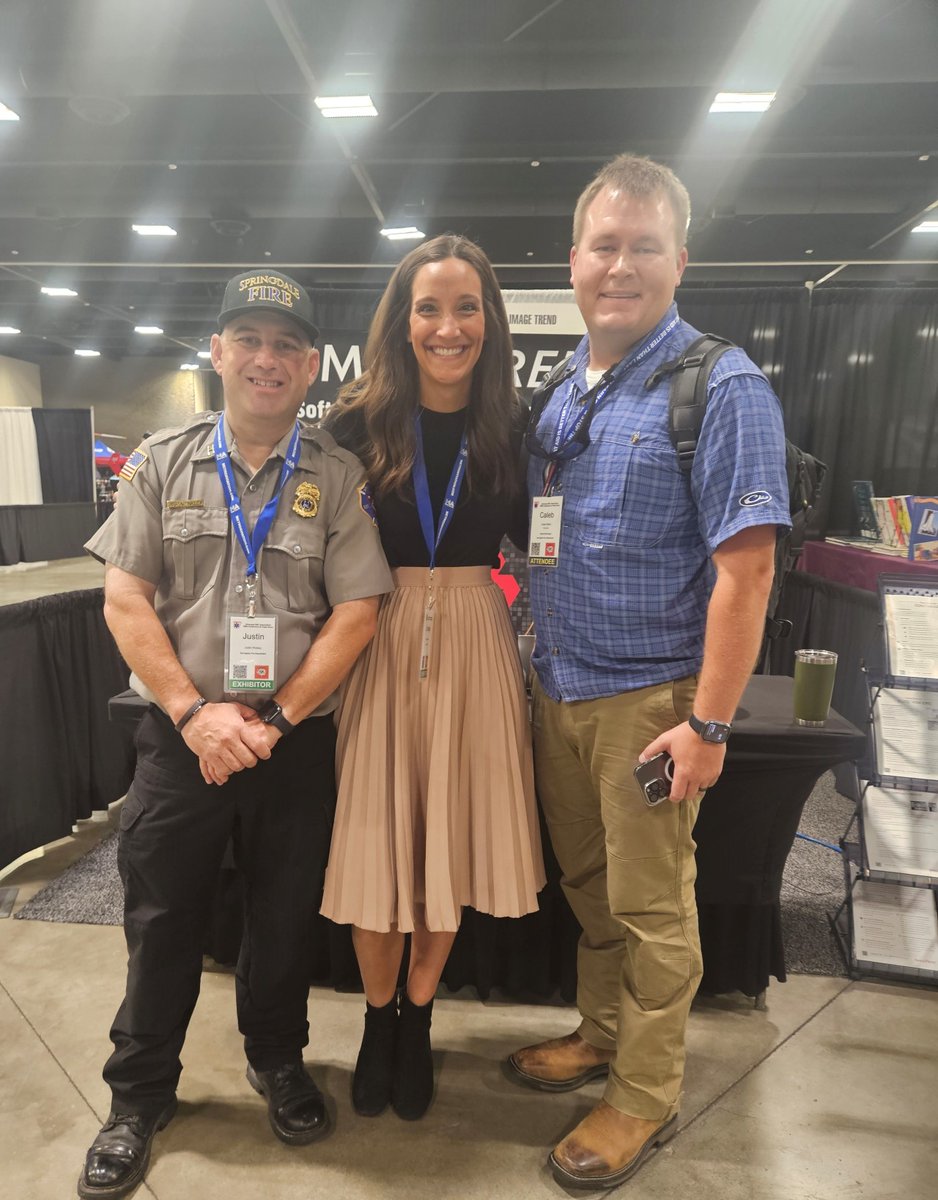 ImageTrend_LLC's tweet photo. Tradeshows are always more fun when customers stop by to say "hi"! Thank you, Springdale Fire Department and Shalon, for taking the time to visit with Lindsey at the #AEMTA EMS Conference. We appreciate your support! #ImageTrend #ConnectedSolution #EMT https://t.co/DcaSoLFjFW