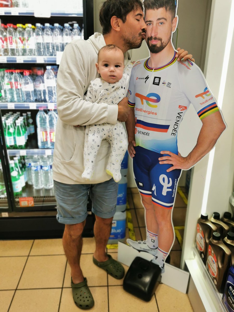 LaMerNoire_BSP's tweet photo. @PassTaga_ @GDiGrazia @Eurosport_FR @petosagan @TeamTotalEnrg @RoisDeLaPedale Avoir une bise du coach BSP... C'est pas ce que j'appelle sortir par la petite porte sans hommage https://t.co/ygSlOE455p