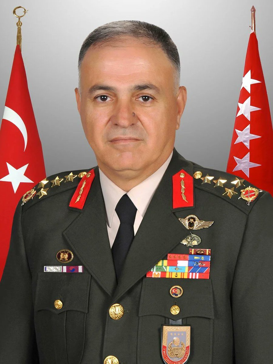 jurnaldji's tweet photo. NE "TESADÜF"!

Bir ana-baba düşünün ki; kızlarından birisi Afyonkarahisar'a diğeri de Mardin, Kızıltepe'ye gelin gidiyor ve kadere bak ki iki damadı da genelkurmaybaşkanı oluyor...

Bilin bakalım bu bahtlı baba kim?

Ve diğer akrabaları hangi makamlarda? https://t.co/EbUXvvlzNm