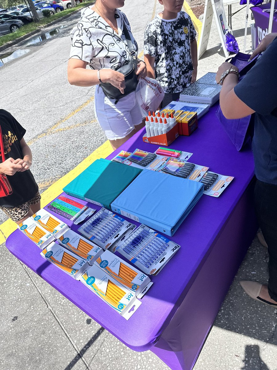 Back to school event with @Aetna and Metro by T-Mobile. Huge shout out to Latinos Connexion again helping the community and showing our amazing customer some love. Thank you to Aetna for partnering up with us. @TonyCBerger @GHengtgen @thayesnet @JonFreier