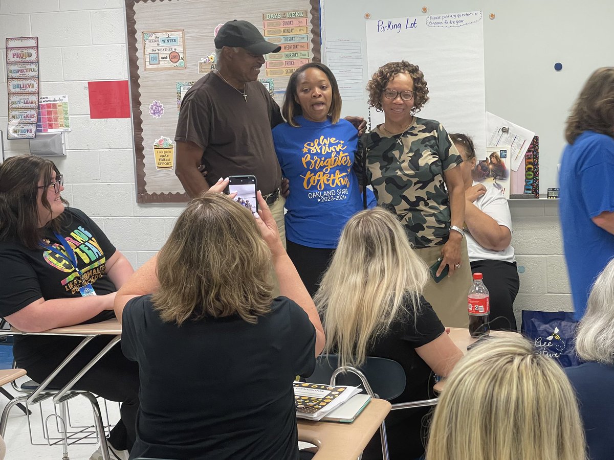 oessnookster1's tweet image. 🤗🌟The First Family Surprises the New OES STAR Principal, Dr. Jerri Jackson! 🤗🌟@Supt_Hamlett @OESrockSTARS @FCPSchoolsTN @Aritmetica_Lady 
#NothingBut❤️❤️❤️