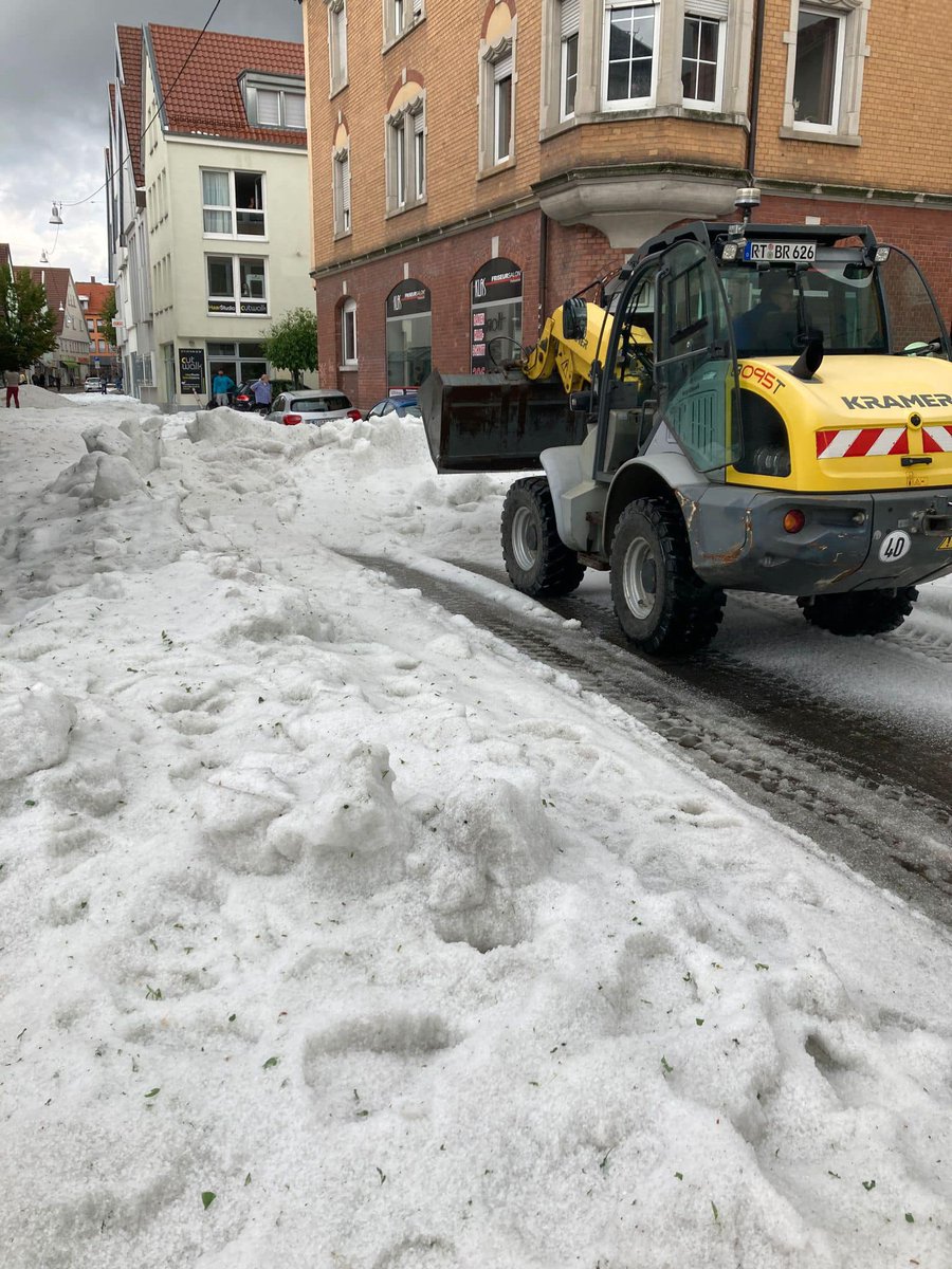 StadtReutlingen's tweet photo. Schweres Unwetter trifft Reutlingen! 🌩️ Hagel &amp; Starkregen führten zu Überflutungen &amp; Schäden. Laub und 30 cm hoher Hagel setzten innerhalb weniger Minuten die Abflussschächte zu und Wasser strömte in Tiefgaragen, Keller und Wohngebäude. https://t.co/324East5A8 https://t.co/NiE3vcIzwt