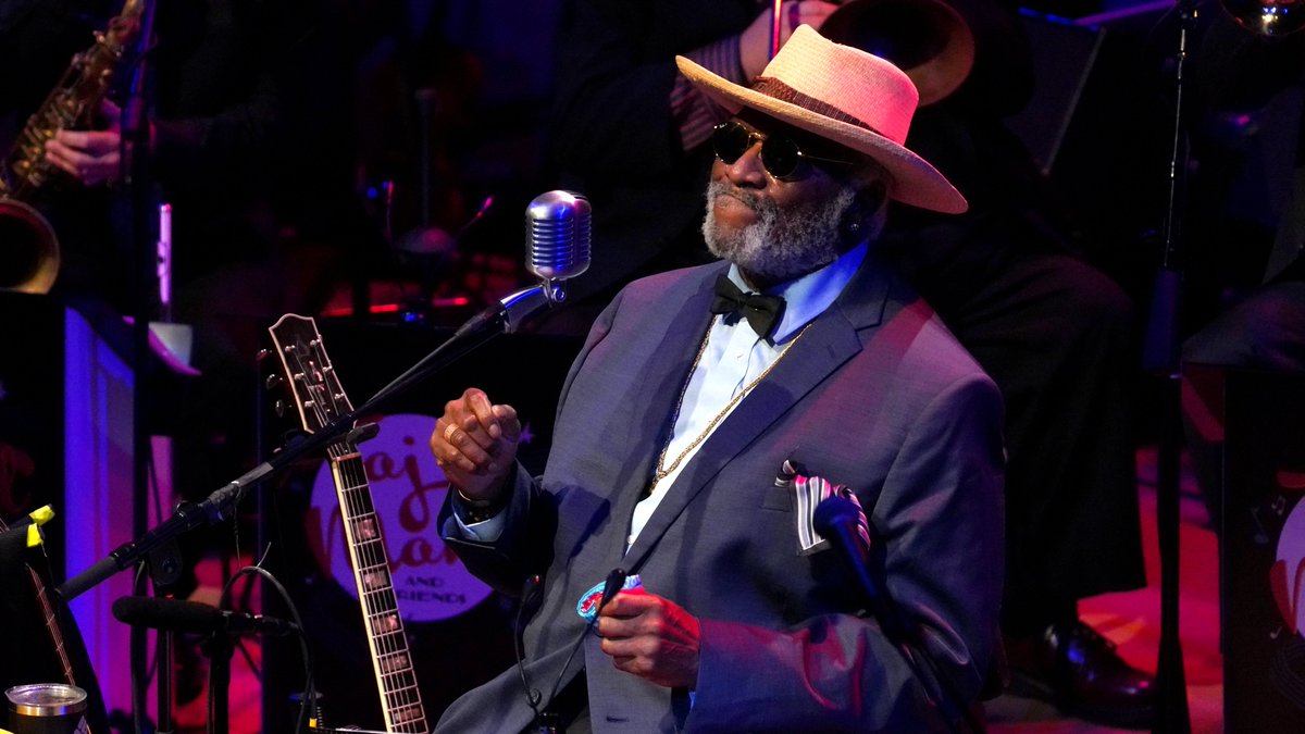 SFJAZZ's tweet photo. PHOTO RECAP: @tajmahalblues alongside his 9-piece band w/ guest Maria Muldaur kicked off their 4-night residency @SFJAZZ (Tonight thru Sun), performing the music from his latest 'Savoy' album, which celebrates the 30s &amp; 40s Harlem swing ballroom.   

Photos by Rick Swig https://t.co/79E106JI6O