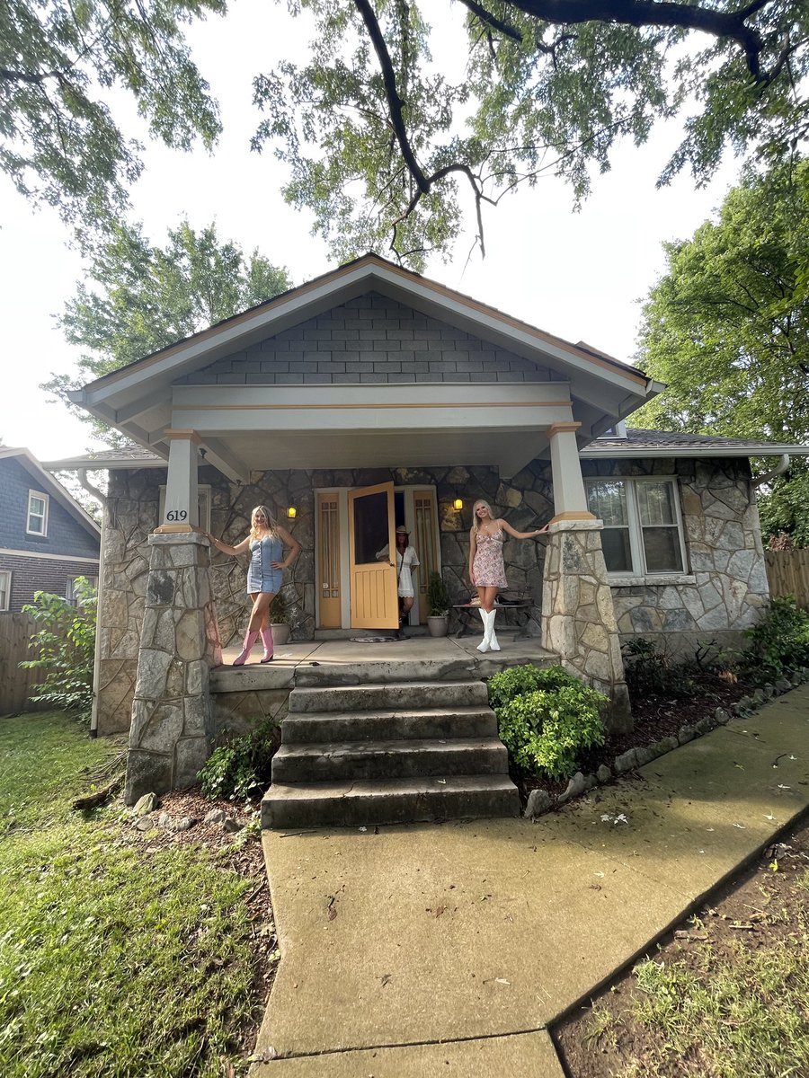 ChrisScoleriVh1's tweet photo. Hey Deacon!!!! @CharlesEsten  staying in your house for a couple more days!! Swing by say hi and have a drink!!  #nashville https://t.co/1K7MhTKR2N