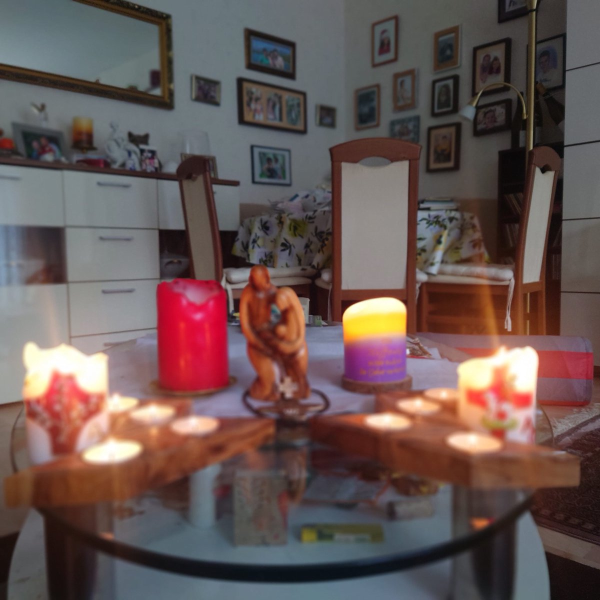 Veitklemens's tweet photo. https://t.co/fgq0MmegUq

Den Kreuzweg mit Papst Franziskus und der Weltjugend beten, welche die Basis der Gesellschaft von Heute und Hoffnung für eine neue bessere friedvollere Umwelt von Morgen ist. 

https://t.co/fgq0MmegUq https://t.co/rJOstO783t