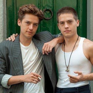 🚨HOJE: Os gêmeos Dylan e Cole Sprouse estão completando 31 anos.