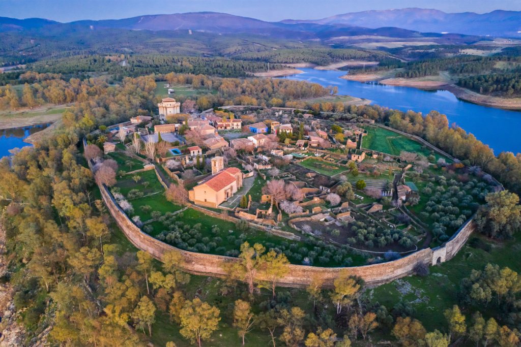 IberianSpirit's tweet image. Granadilla, an abandoned town in Cáceres.