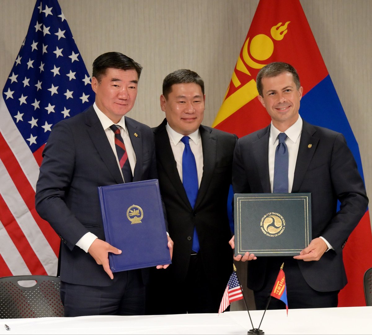 Honored to welcome Mongolian Prime Minister Oyun-Erdene Luvsannamsrai and sign the Open Skies Agreement with Road and Transport Development Minister Byambatsogt Sandag to expand air connectivity between our two countries.