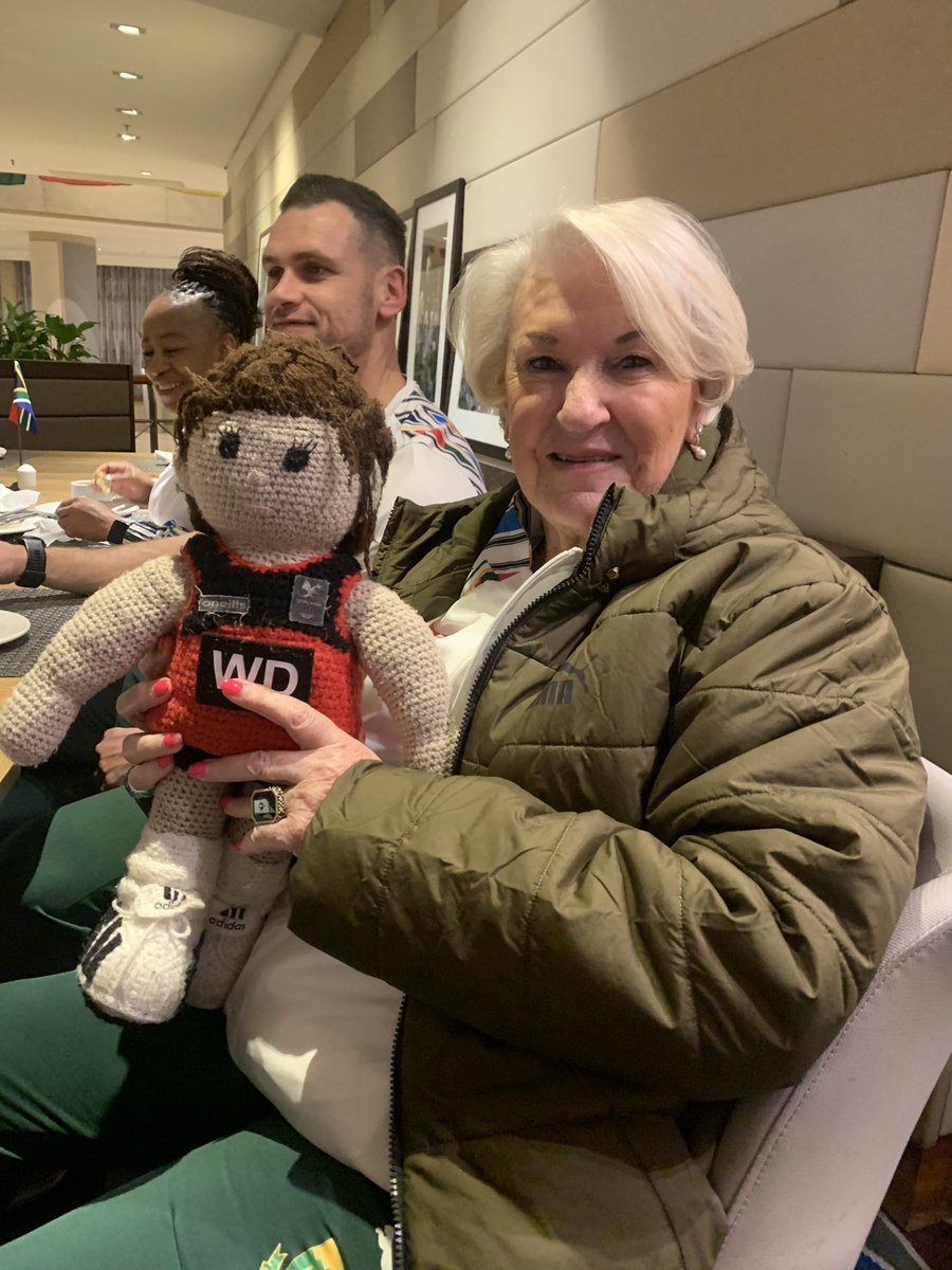 niajones92's tweet photo. Our mascot Buddug has been very sociable this week. Can’t believe they all wanted a photo with her 🏴󠁧󠁢󠁷󠁬󠁳󠁿 @WalesNetball_ https://t.co/QUAxE07LWd