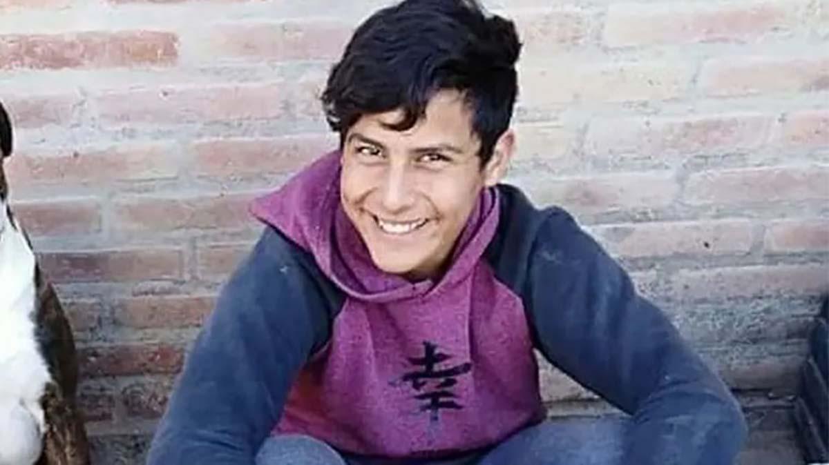 ❌En Cruz de Eje, Córdoba, avanza el juicio contra seis policías por el asesinato de Joaquín Paredes.

En octubre de 2020, durante el ASPO, los agentes quisieron evitar a los tiros una juntada de jóvenes en la calle. Joaquín tenía 15 años y recibió un disparo por la espalda.