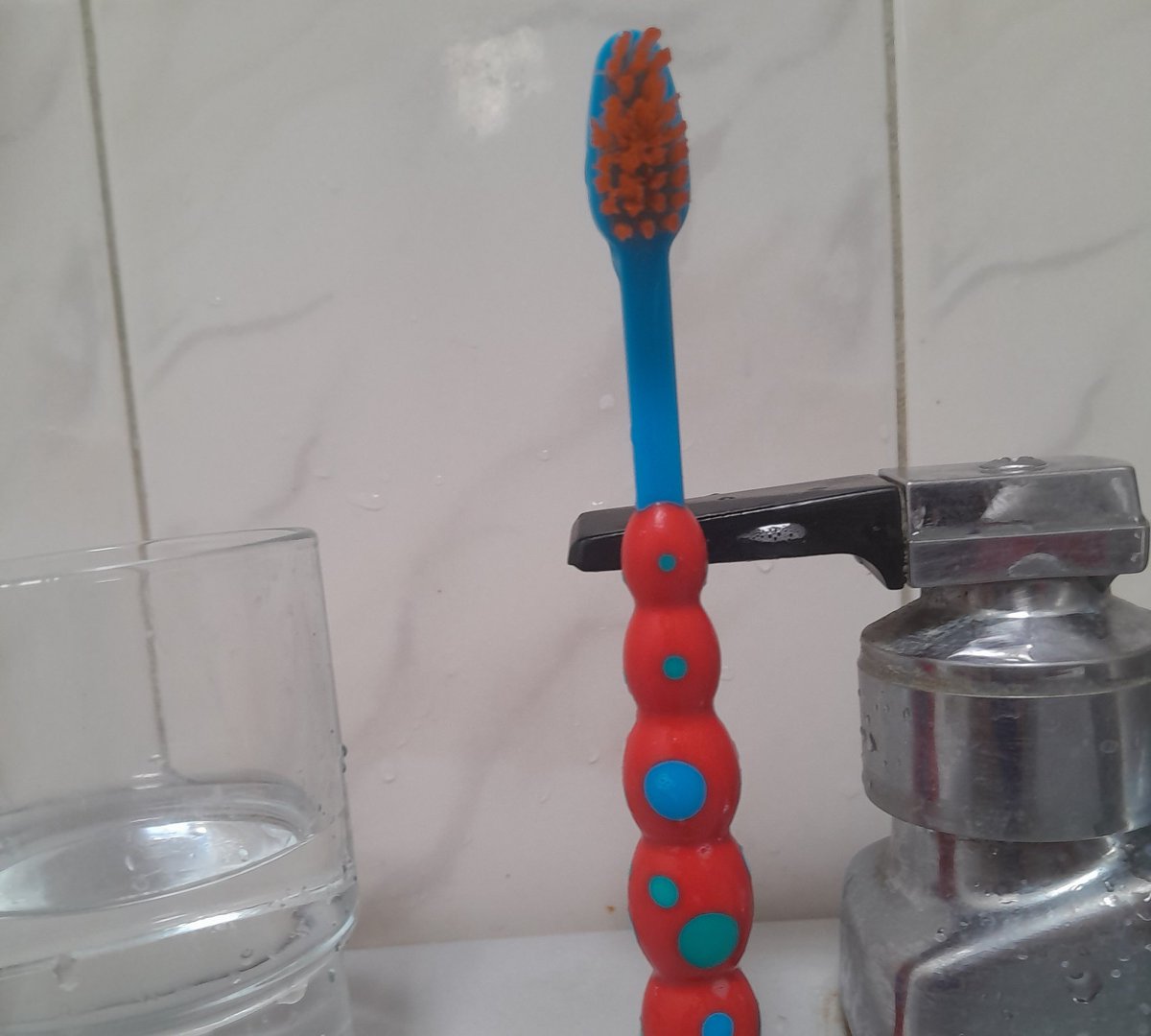 -mama necesito un cepillo de dientes
-ya se lo compro hijo