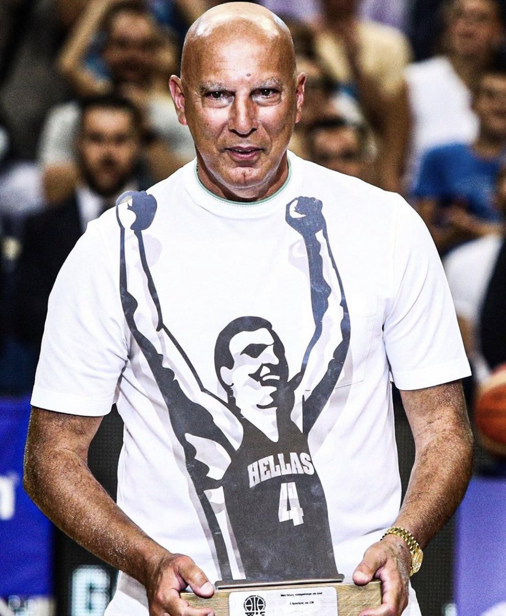 BasketakiCom's tweet photo. Ο Έλληνας Θεός του μπάσκετ! 

#Galis #Gangster #Respect
#TiTinEkaneTinMpalaoTheos https://t.co/E4QLYHlXsa