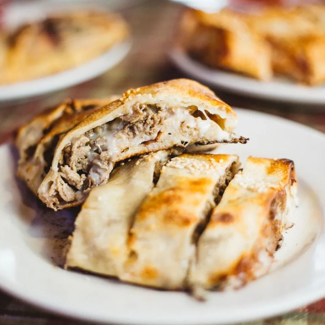 BrownJugChelsea's tweet photo. Don't settle for ordinary when you can have extraordinary! We bring you the perfect combination of taste and quality. Indulge in our homemade calzones or feast on our delectable thin-crust pizza. Your taste buds will thank you! 😋🍽️ #FoodCravings #FreshIngredientsOnly https://t.co/YqHE4DHBtp