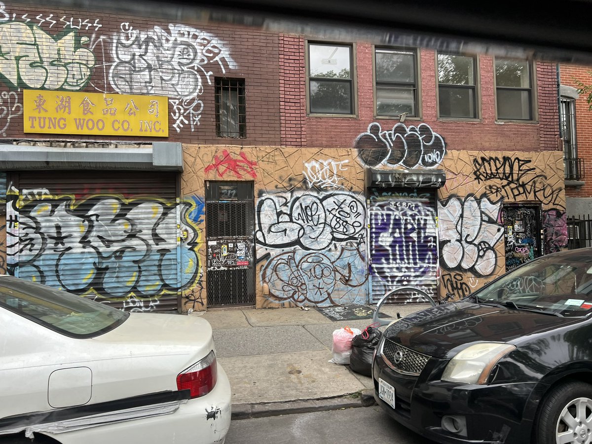 simon_jap's tweet image. ブルックリンにいるDJ JAZZY JAYのとこに着いて、DJ MUNARIくんやグラフィティアーティストのSHIROさんとも合流🤝

これからHIP HOPの創設者トップ3の1人と言われるグランドマスターフラッシュが出るブロンクスのブロックパーティーに🔥
@DJYUTAKA @JazzyjayDj @kenzins 

#hiphop50 #oneunity