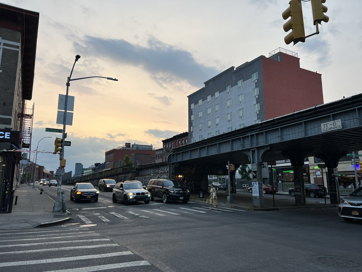 simon_jap's tweet image. ブルックリンにいるDJ JAZZY JAYのとこに着いて、DJ MUNARIくんやグラフィティアーティストのSHIROさんとも合流🤝

これからHIP HOPの創設者トップ3の1人と言われるグランドマスターフラッシュが出るブロンクスのブロックパーティーに🔥
@DJYUTAKA @JazzyjayDj @kenzins 

#hiphop50 #oneunity