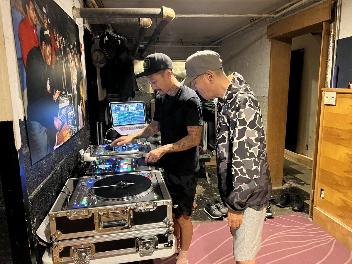 simon_jap's tweet image. ブルックリンにいるDJ JAZZY JAYのとこに着いて、DJ MUNARIくんやグラフィティアーティストのSHIROさんとも合流🤝

これからHIP HOPの創設者トップ3の1人と言われるグランドマスターフラッシュが出るブロンクスのブロックパーティーに🔥
@DJYUTAKA @JazzyjayDj @kenzins 

#hiphop50 #oneunity