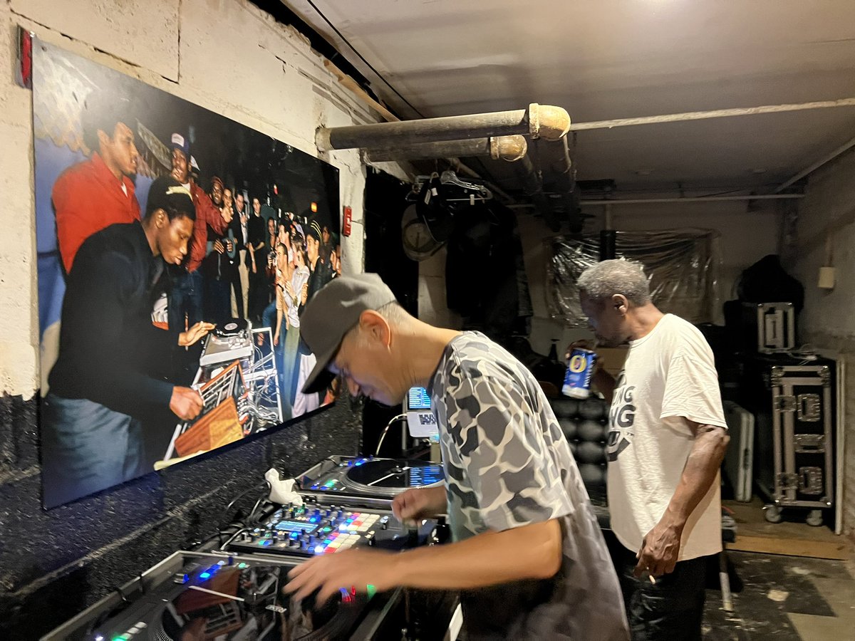 simon_jap's tweet image. ブルックリンにいるDJ JAZZY JAYのとこに着いて、DJ MUNARIくんやグラフィティアーティストのSHIROさんとも合流🤝

これからHIP HOPの創設者トップ3の1人と言われるグランドマスターフラッシュが出るブロンクスのブロックパーティーに🔥
@DJYUTAKA @JazzyjayDj @kenzins 

#hiphop50 #oneunity