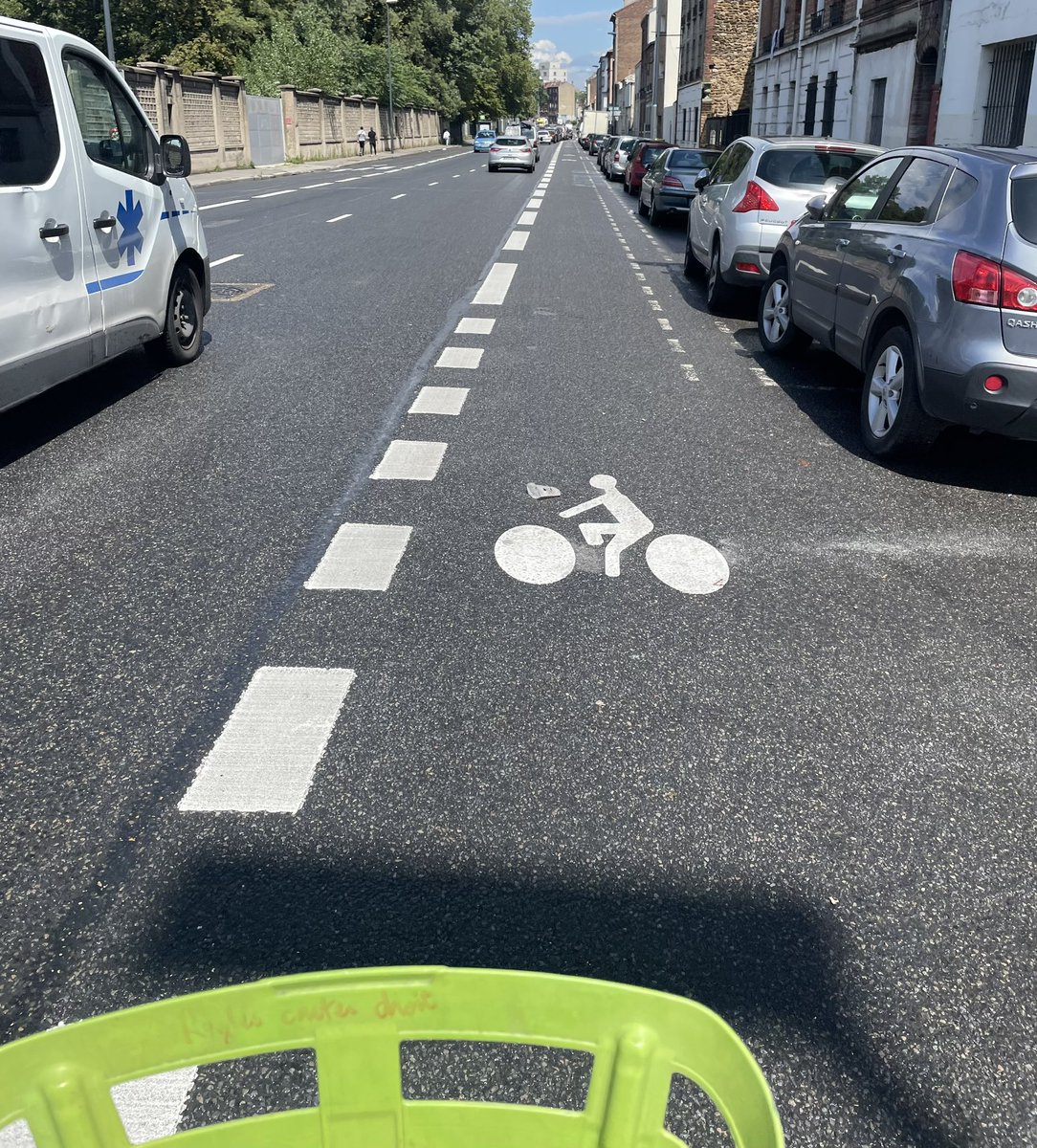 cpiercy93's tweet photo. Dans les travaux d’été, le marquage des voies et des bandes cyclables #velo de l’avenue PVC a été refait. 
Idem sur la rue George Sand. 

A moyen terme, cet axe du projet #RERV recevra une piste bidirectionnelle en site propre. https://t.co/fDMZ35S6ny