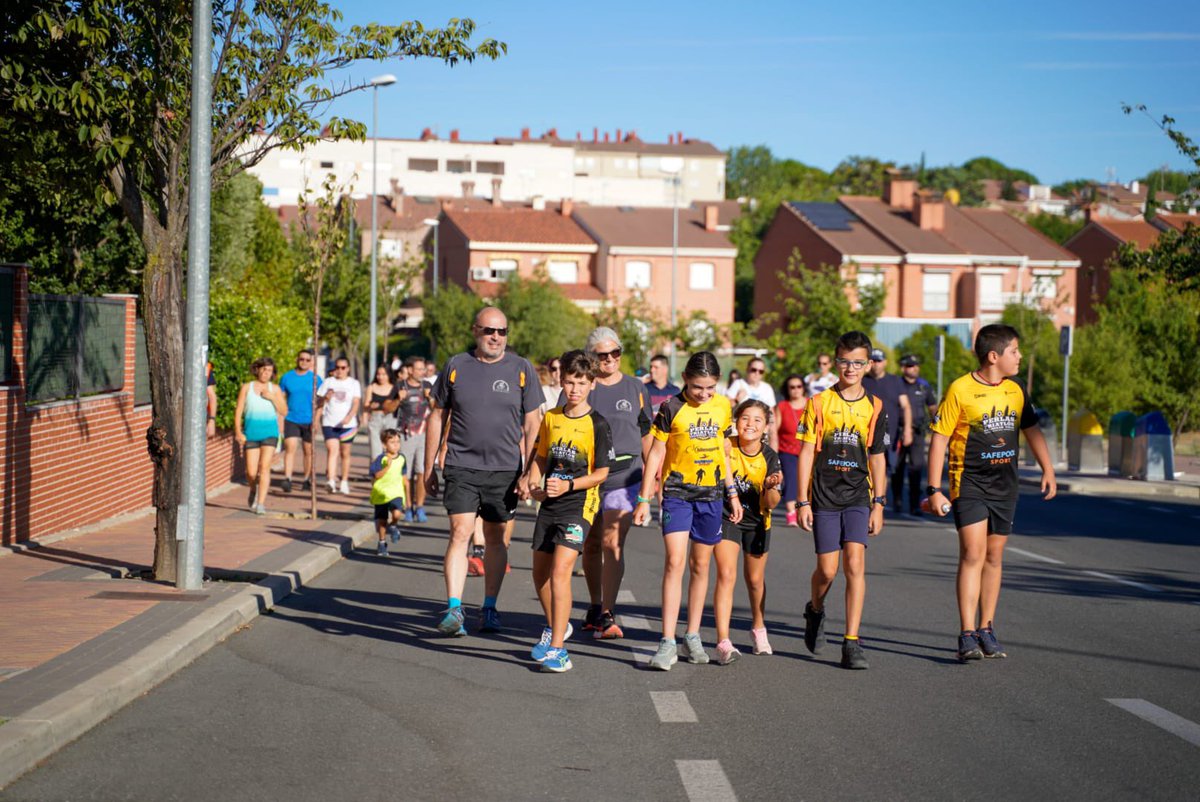 AytoColmenar's tweet photo. 💙🕊️Cientos de colmenareños han participado esta tarde en la #APUTour: etapa honorífica por la investigación del #CáncerInfantil
🚶♂️ Recorrido de 4 km por las calles de #ColmenarViejo por una buena causa, por la Asociación Pablo Ugarte
#yoinytu #investigacioncancerinfantil https://t.co/UOJQKOyE6i