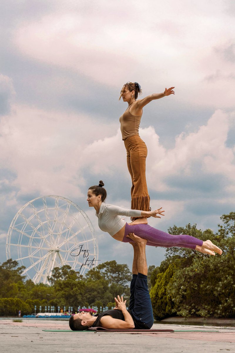 DanielaRued's tweet photo. Encontrar el equilibrio con una valiosa amistad 🦋🫶🏻 #acroyoga https://t.co/WW7jvkR4eW