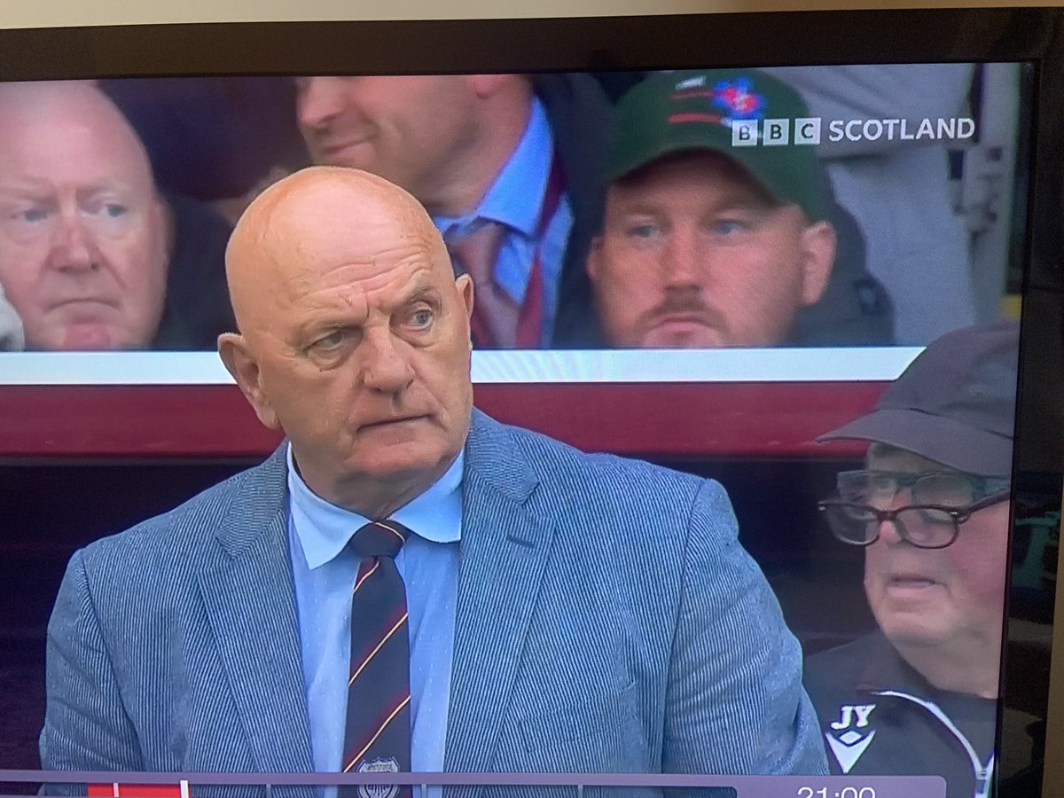 Interesting double glasses set-up bottom right #ARBDUFC #DUFC